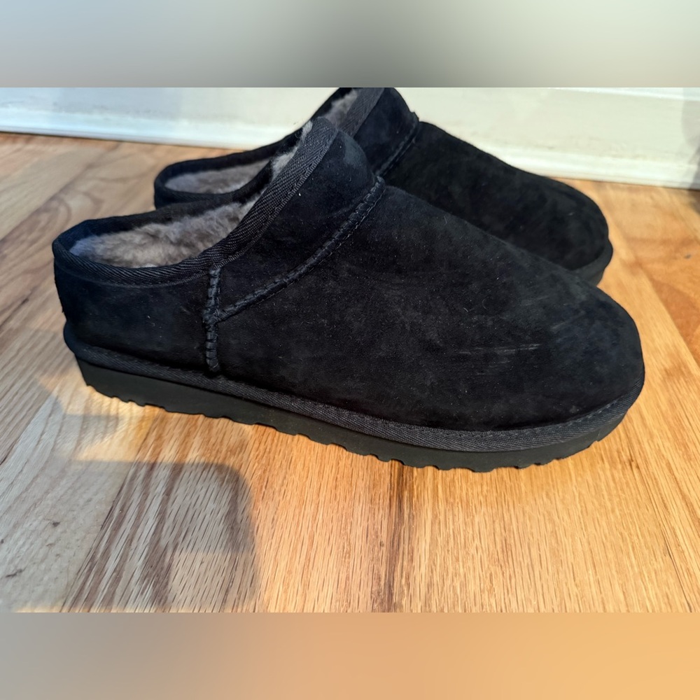 Ugg classic slipper in black - Picture 3 of 7